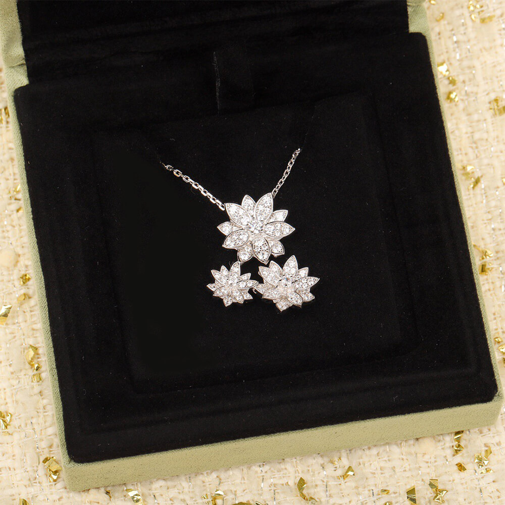 V*n Cl**f & Arpels Lotus pendant, 3 flowers
