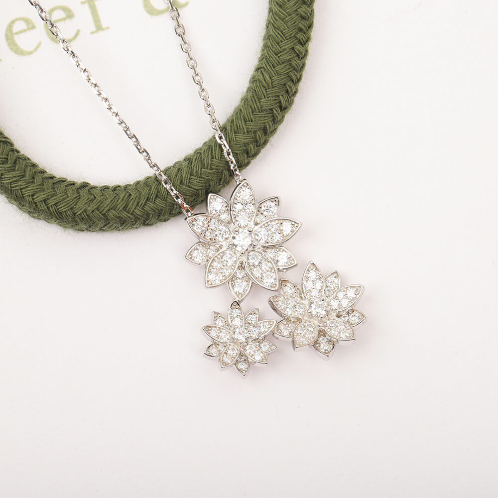 V*n Cl**f & Arpels Lotus pendant, 3 flowers