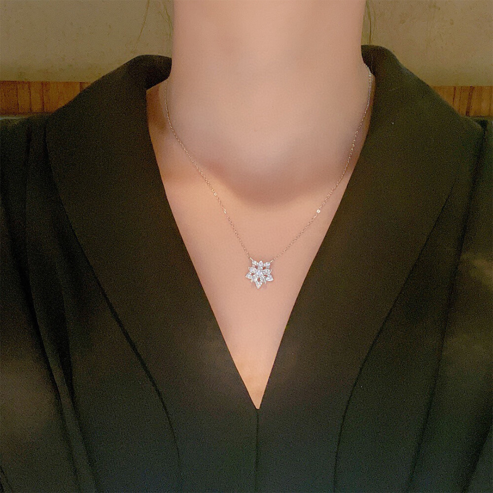 V*n Cl**f & Arpels Lotus openwork pendant mini model
