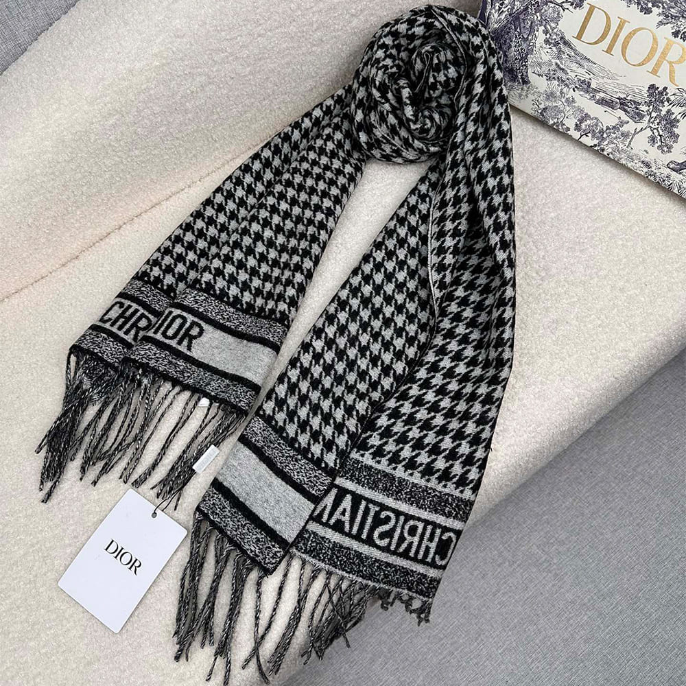D10r Knit Scarves
