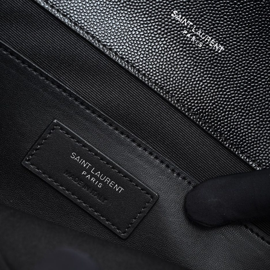 Y51 ENVELOPE MEDIUM IN QUILTED GRAIN DE POUDRE EMBOSSED LEATHER