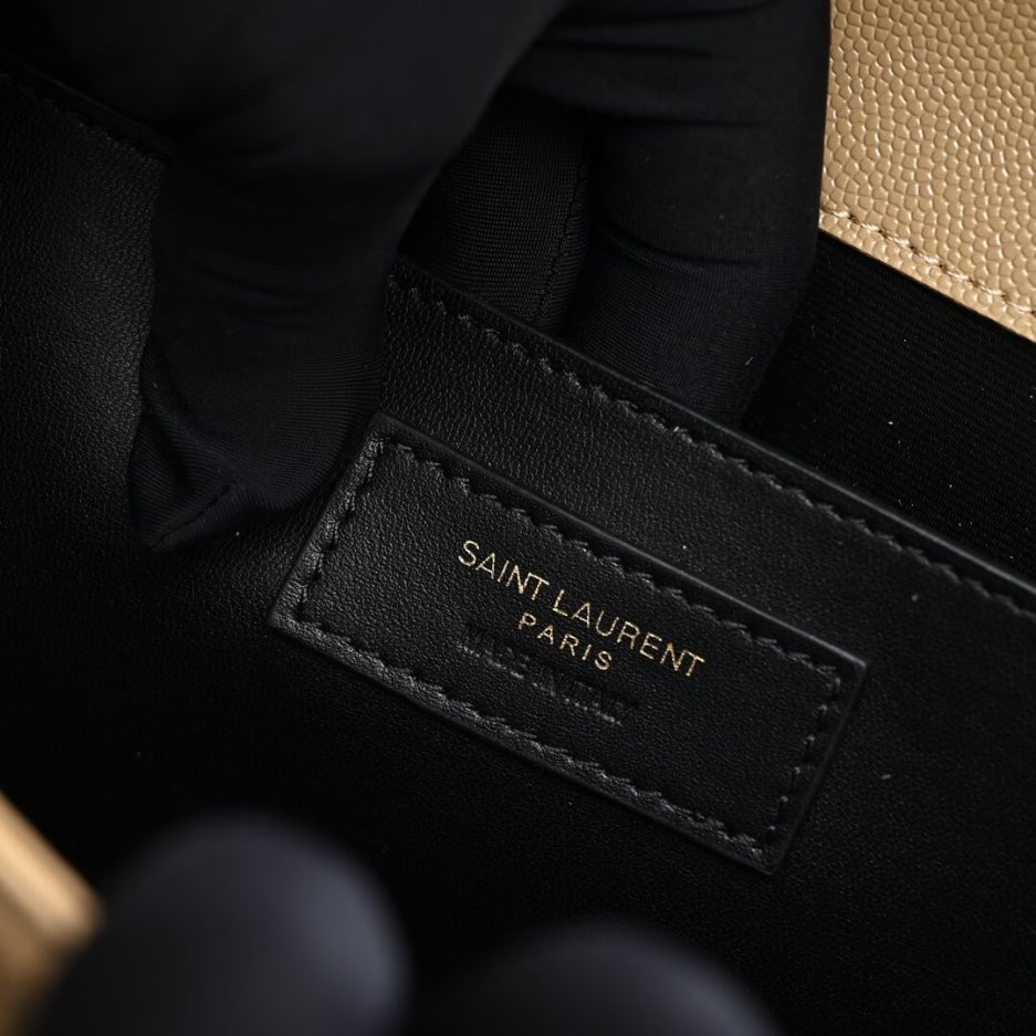 Y51 ENVELOPE MEDIUM IN QUILTED GRAIN DE POUDRE EMBOSSED LEATHER