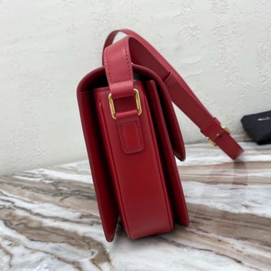 Ce1i*e CLASSIQUE TRIOMPHE BAG IN CALFSKIN
