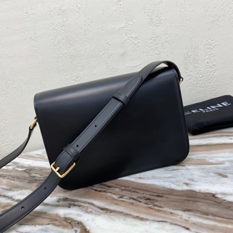 Ce1i*e CLASSIQUE TRIOMPHE BAG IN CALFSKIN