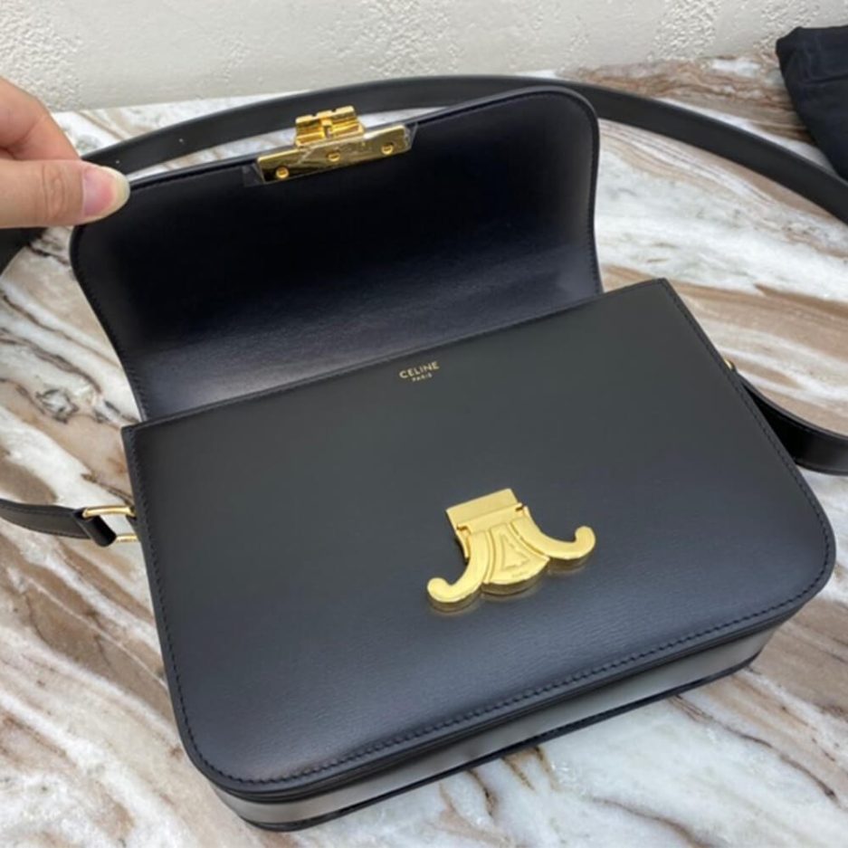 Ce1i*e CLASSIQUE TRIOMPHE BAG IN CALFSKIN