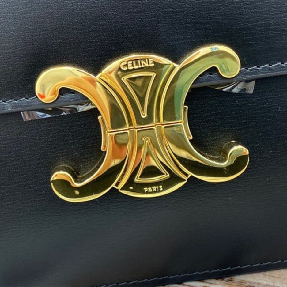 Ce1i*e CLASSIQUE TRIOMPHE BAG IN CALFSKIN