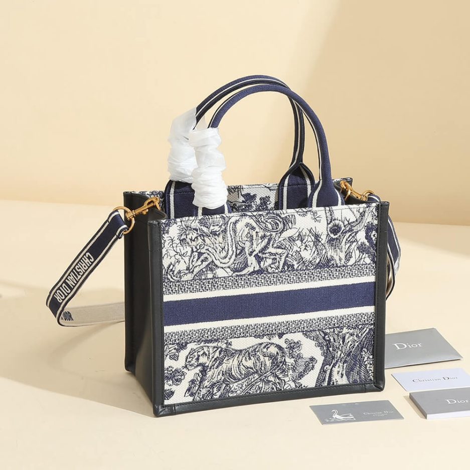 Small D10r Book Tote