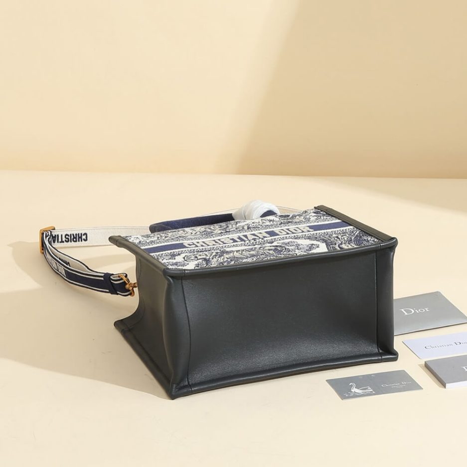 Small D10r Book Tote