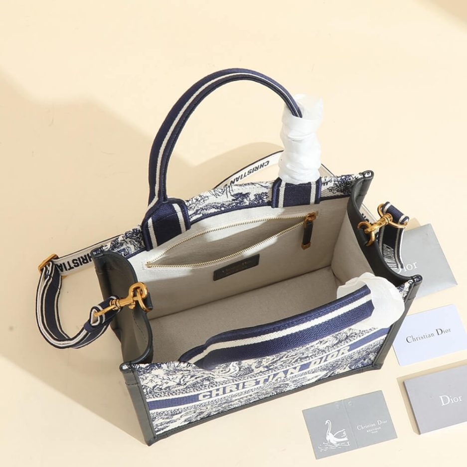 Small D10r Book Tote
