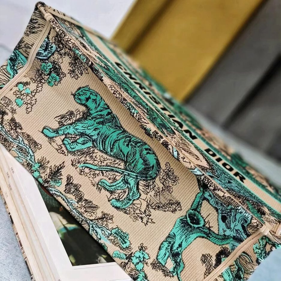 Medium D10r Book Tote