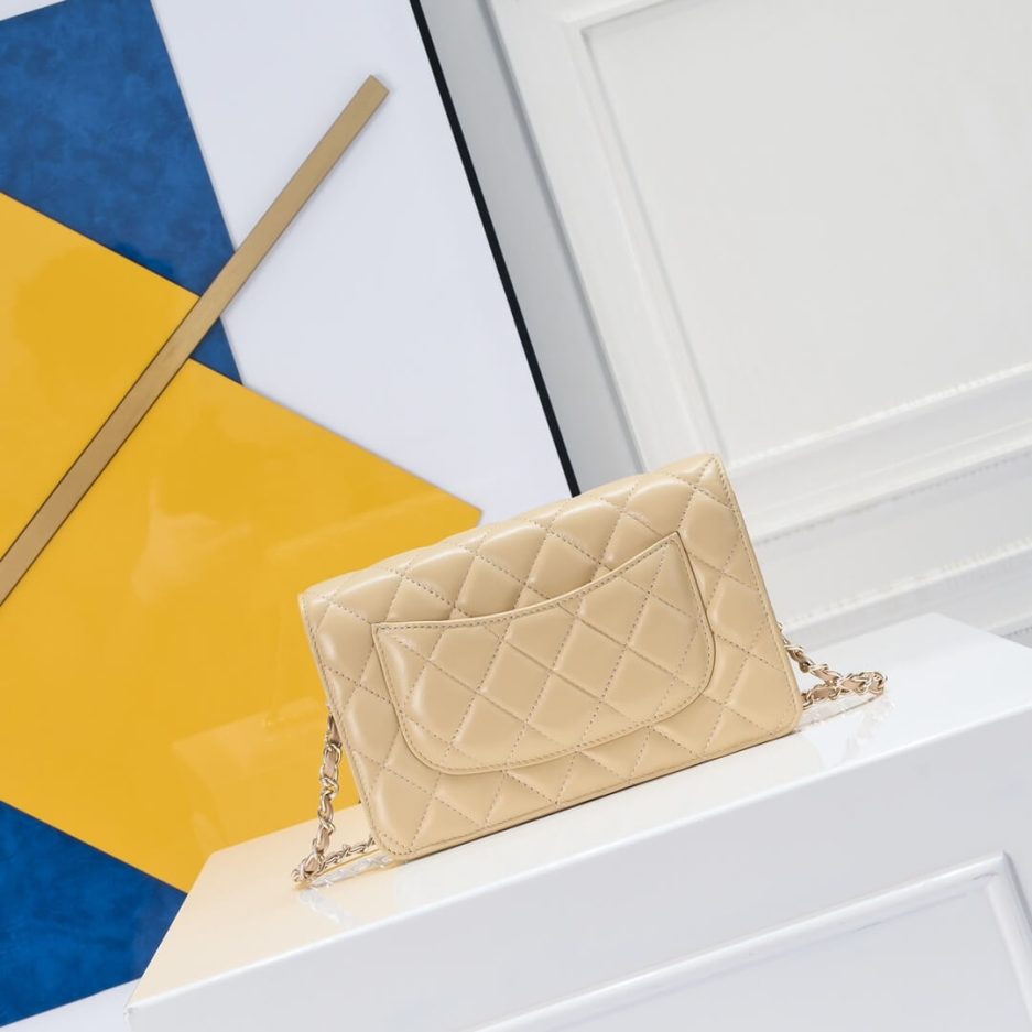 Ch**el classic chain wallet