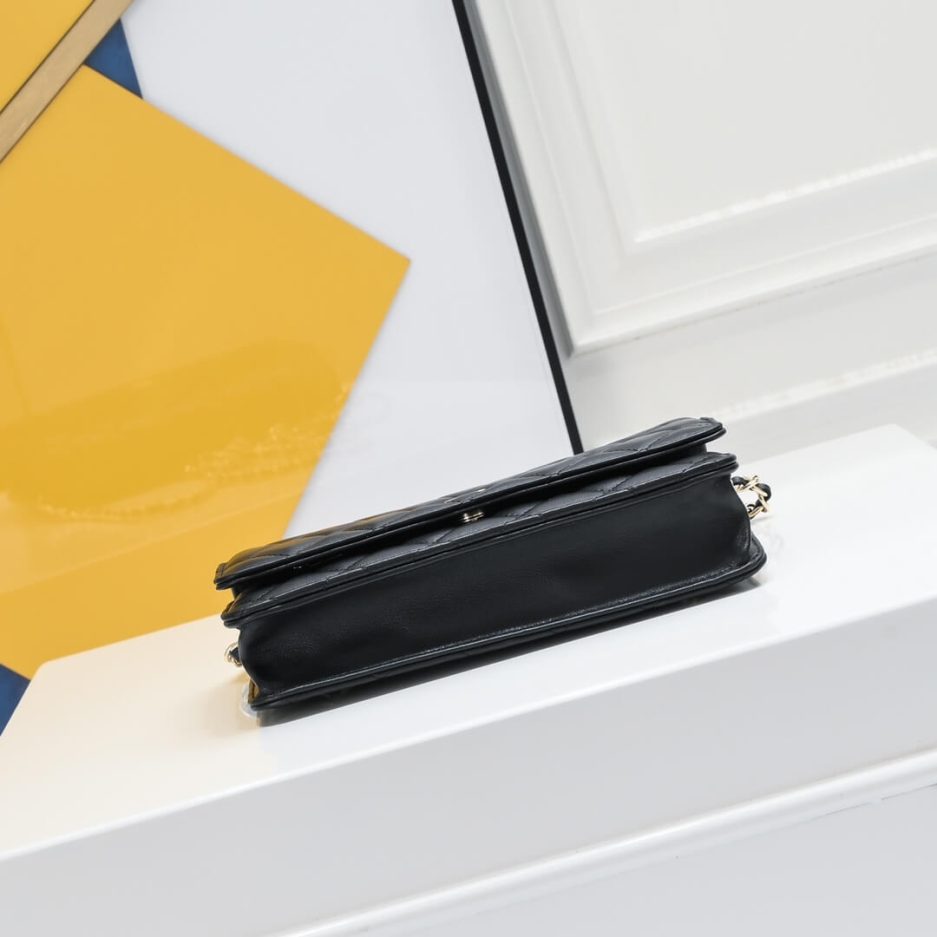 Ch**el classic chain wallet