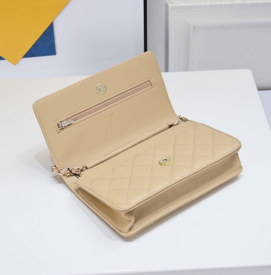 Ch**el classic chain wallet