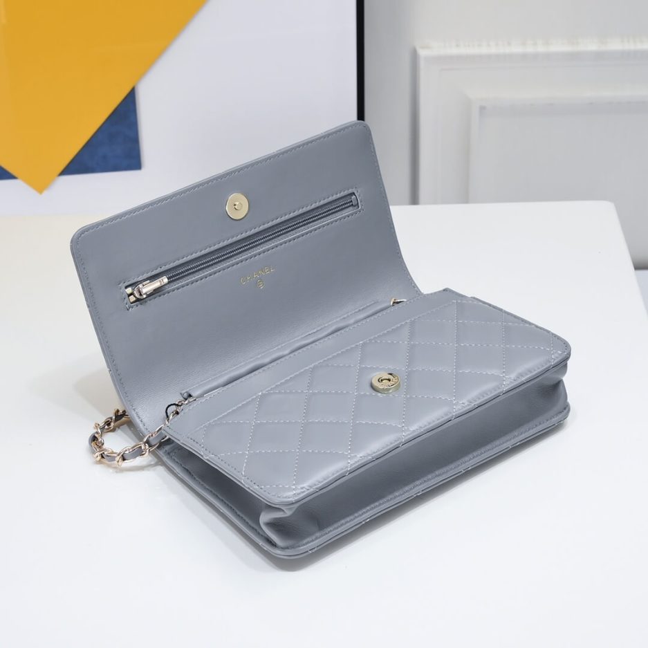 Ch**el classic chain wallet