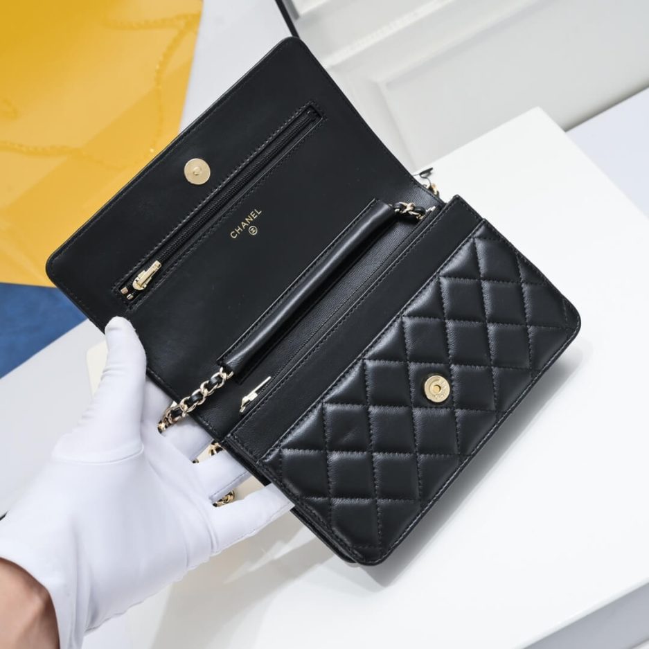 Ch**el classic chain wallet