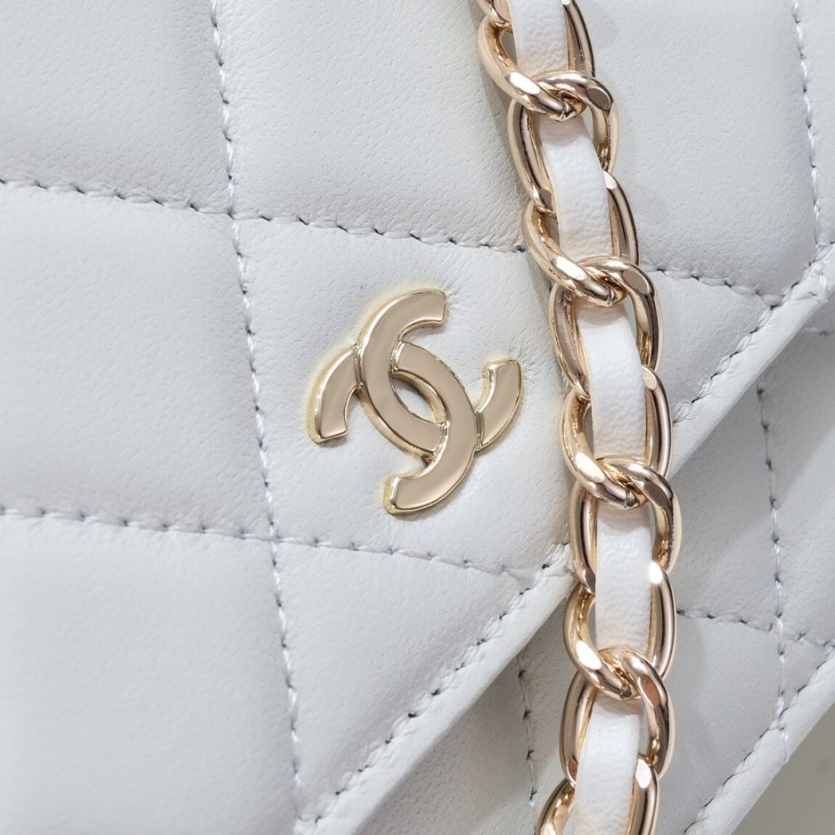 Ch**el classic chain wallet