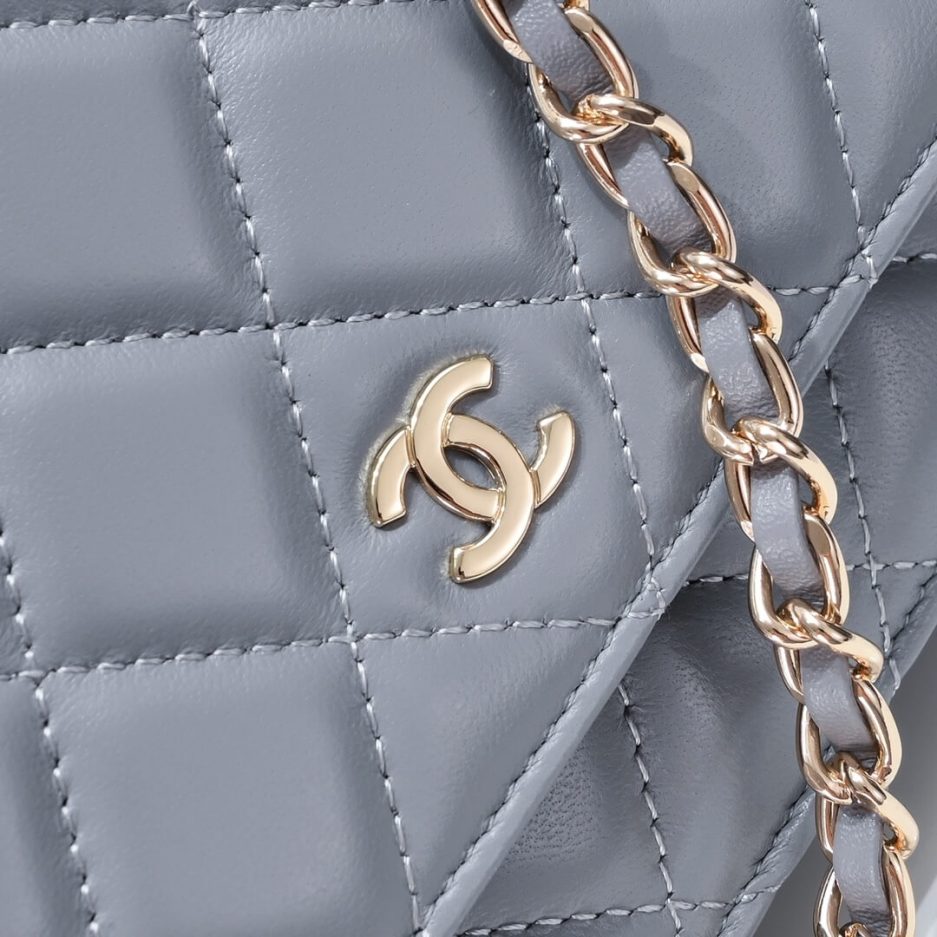 Ch**el classic chain wallet