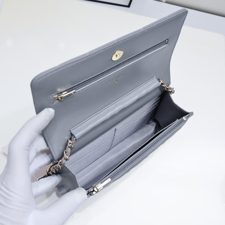 Ch**el classic chain wallet