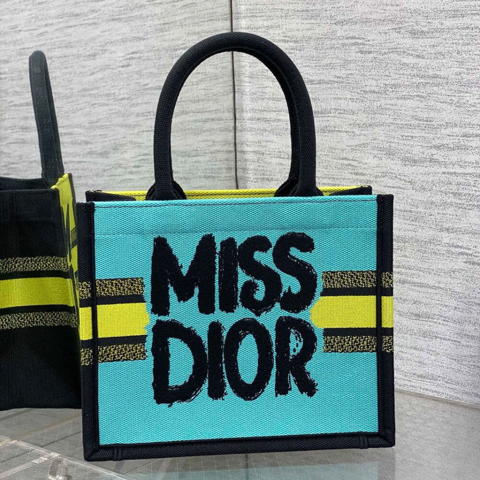 Small D10r Book Tote