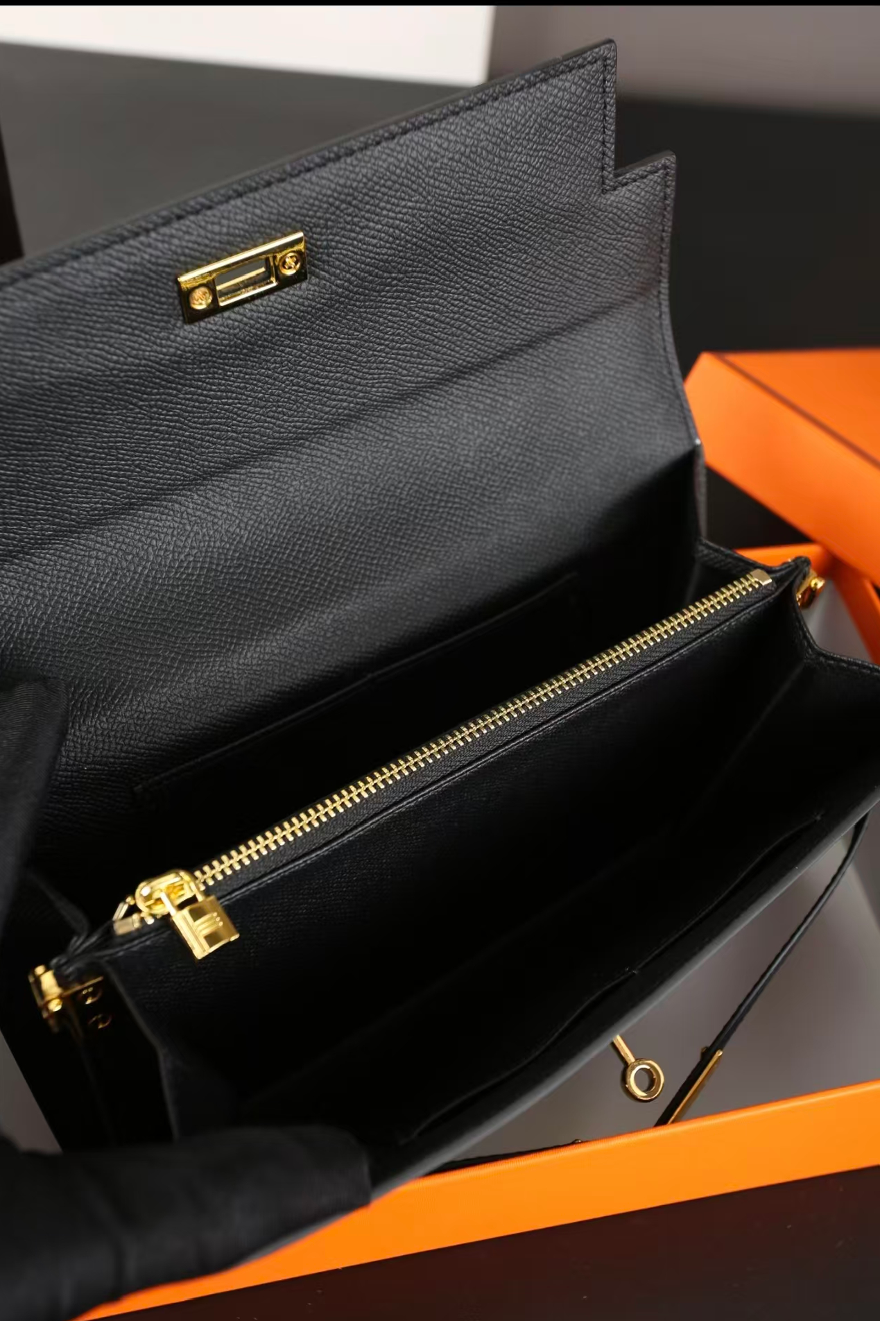 H**me5 Kelly Classique To Go wallet