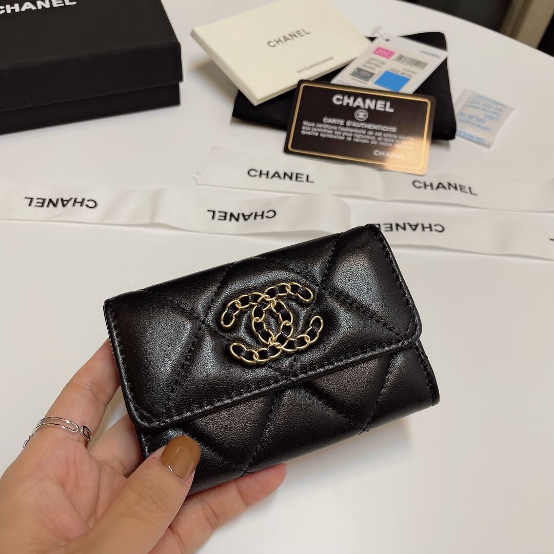 Ch**el 19 card holder with flap